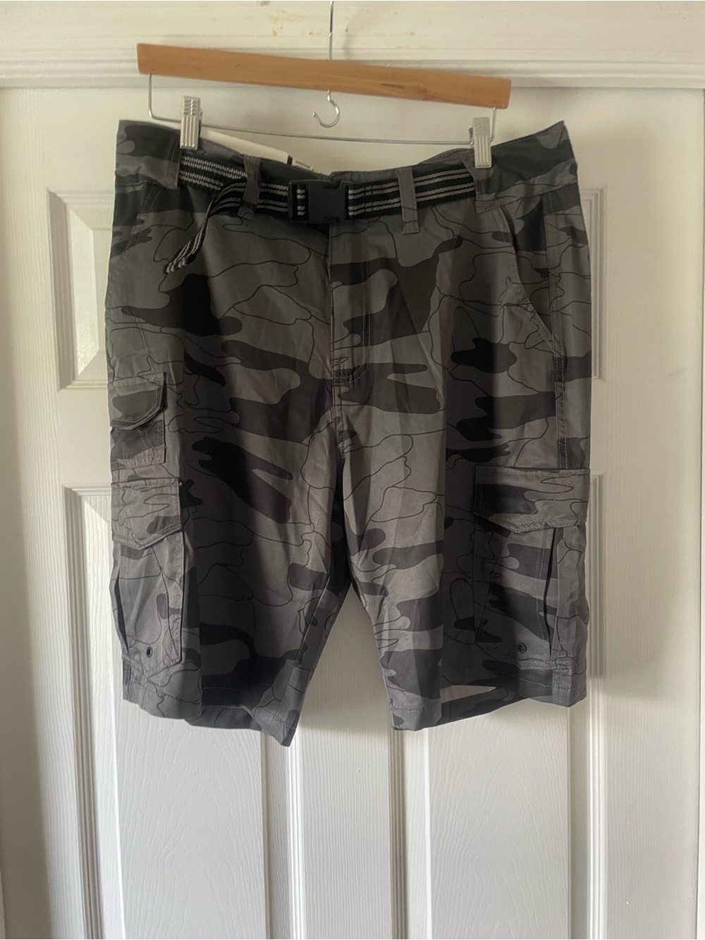 Men's Gray Camo Cargo Shorts - Classic Utility Style size 36 new with tags